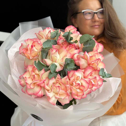 Ароматный моно-букет с французскими розами и эвкалиптом