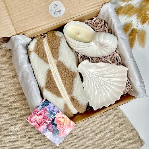 Подарочный набор  подруге на день рождения (свеча ракушка жасмин, подставка, косметичка)