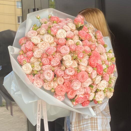 Букет из 55 кустовых пионовидных роз нежного оттенка