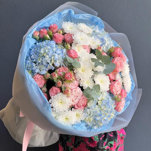 Авторский букет из гортензий, хризантем и кустовых пионовидных роз «Бриз»