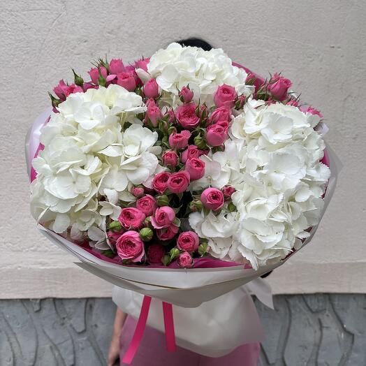 Букет из гортензий и спрей роз