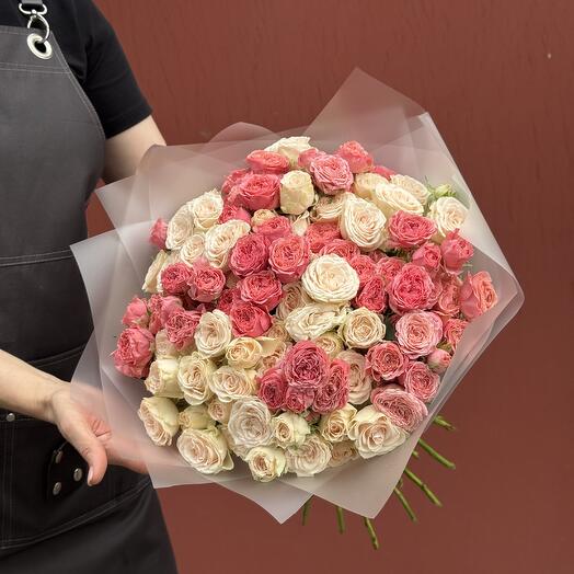Букет из 33 веток кустовой розы