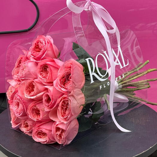 Удобная сумочка из 15 ароматных роз