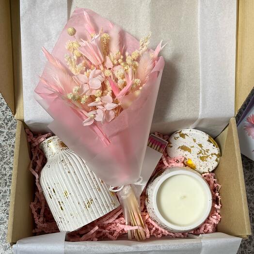 Подарочный набор для мамы : ваза, свеча золото, букет розовый