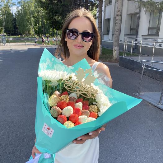 Букет из клубники в шоколаде с хризантемой «1 сентября»