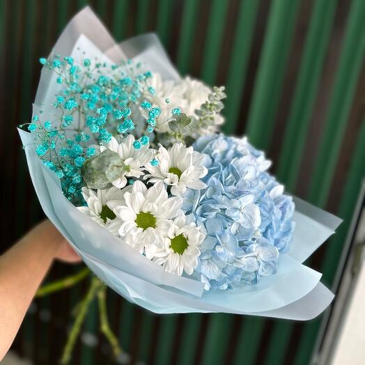 Букет «Голубой цвет💙» из гортензии , ромашек и гипсофилы