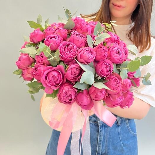 Пионовидные кустовые розы с эвкалиптом в шляпной коробке