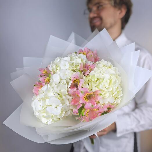 Букет из белой Гортензии и Альстромерии