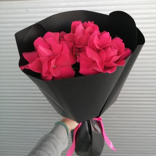 3 красные французские  розы