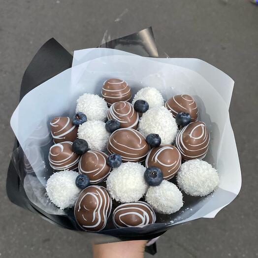 Букет из клубники в шоколаде с кокосом
