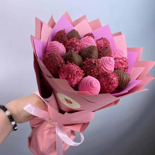 Розовый букет из клубники 19шт