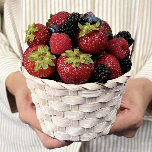 Мини корзина белая с ягодами микс 550гр