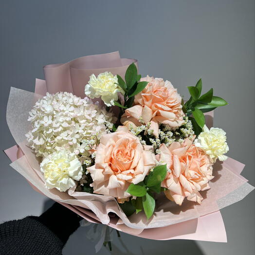 Нежный букет с французскими розами и гортензией 074
