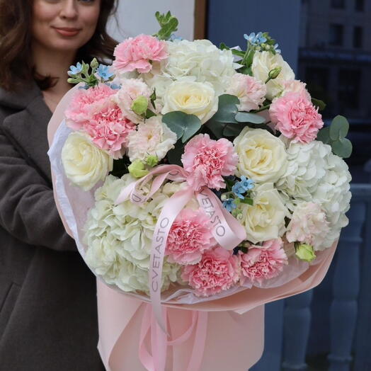 Нежный розовый букет с твидией