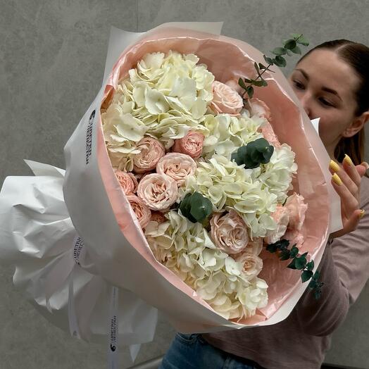 Пышный букет из гортензий с розами