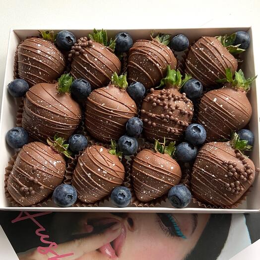 Клубника в шоколаде «Night Blueberry» 12 шт
