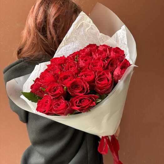 Букет 478 | 25 красных роз в белом оформлении