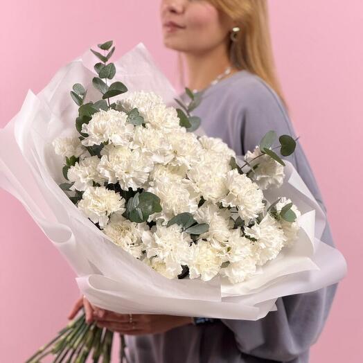 Белые ажурные диантусы с эвкалиптом 25шт