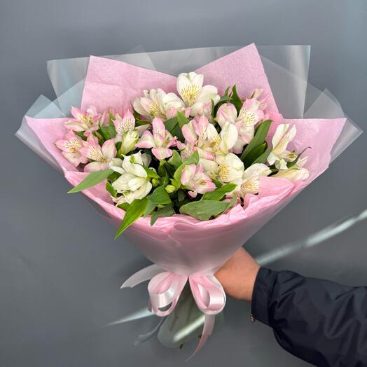 Нежнейший букет с альстромериями в упаковке
