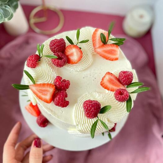 Торт 1кг с ягодным декором