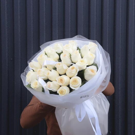 25 белых роз