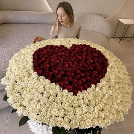 Цветы в корзине