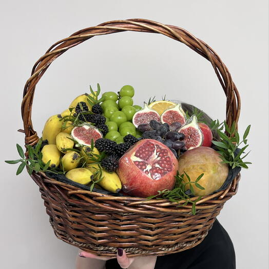 Корзина с фруктами и ягодами