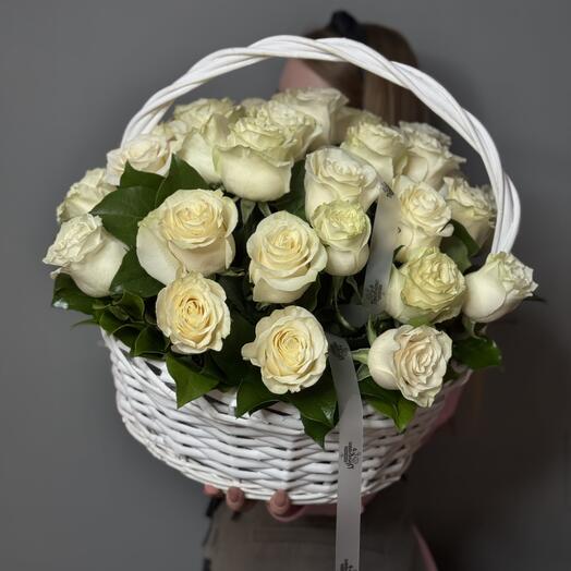 Корзина с белыми розами