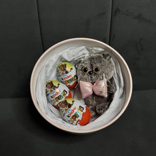 Набор с киндер сюрпризами и котиком