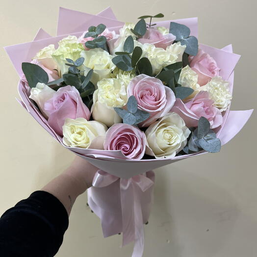 Букет из бело-розовых роз
