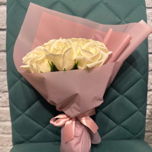 Букет из 11 белых мыльных роз