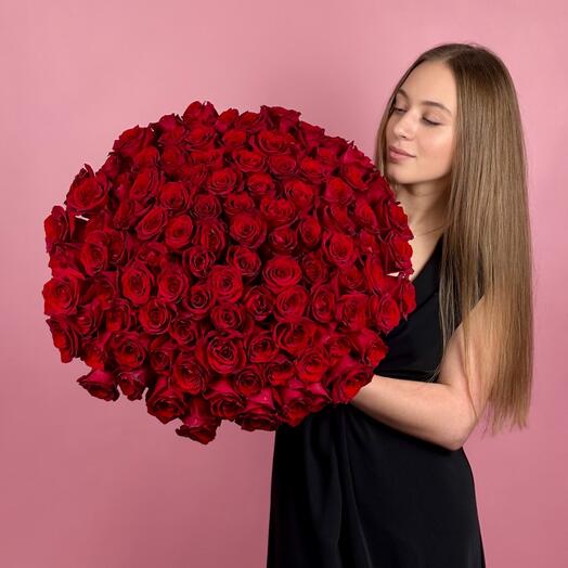 Яркий букет из 101 красной розы