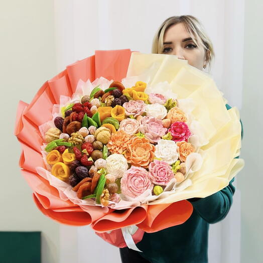 Букет из сухофруктов и зефирных цветов