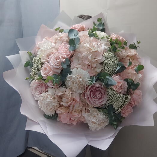 Букет из кустовой пионовидной розы, эвкалипта, розы, озатомнуса, гортензиии, диантуса