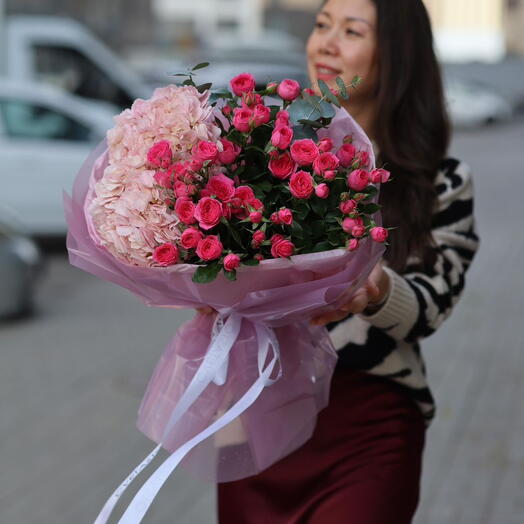 Классика: кустовые розы + гортензия М