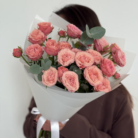 Коралловые кустовые розы с эвкалиптом, букет 660