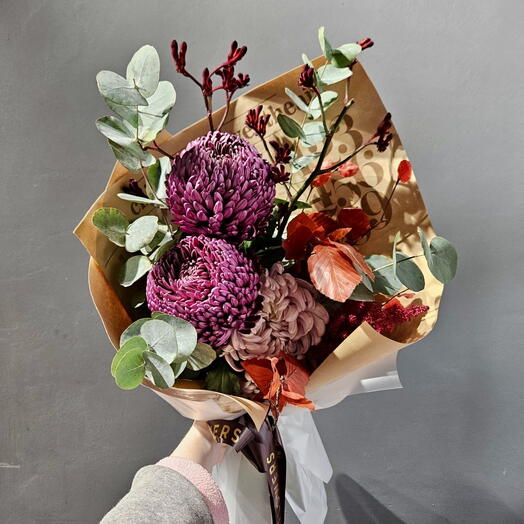 Авторский осенний букет с хризантемами бигуди
