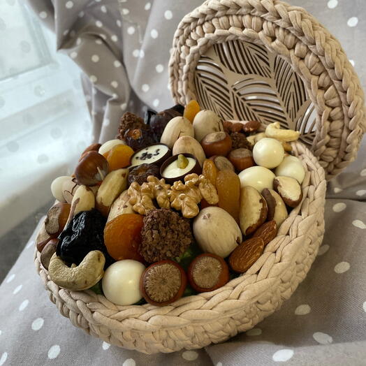 Корзина ручной работы с орехами
