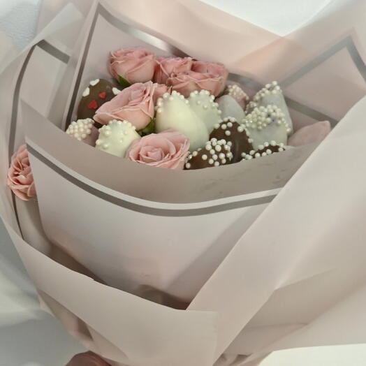 Букет из клубники в шоколаде и кустовых роз "Пудровое облако"