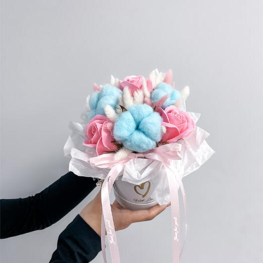 Композиция из мыльных роз и сухоцветов "Нежность"