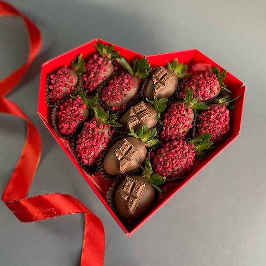 Клубника в шоколаде яркий подарок девушке