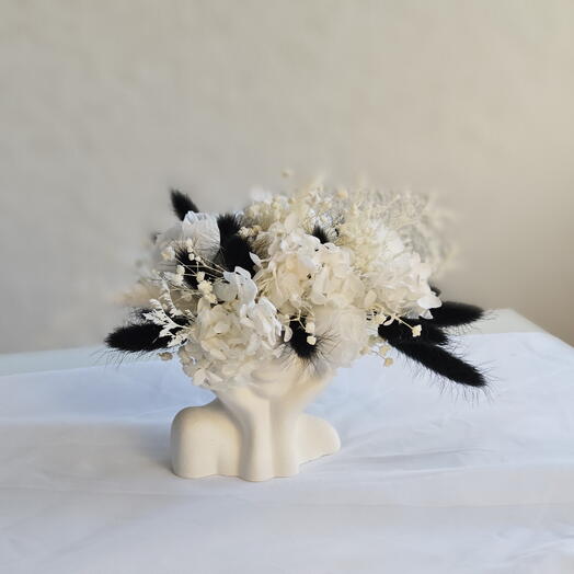 Интерьерная композиция из стабилизированных цветов "Инь - янь"