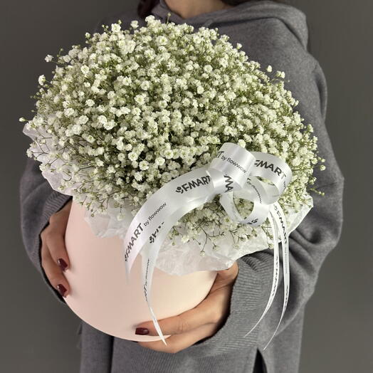 Белая гипсофила в шляпной коробке