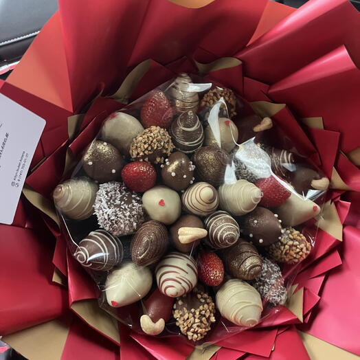 Большой клубничный букет 30/32 штуки