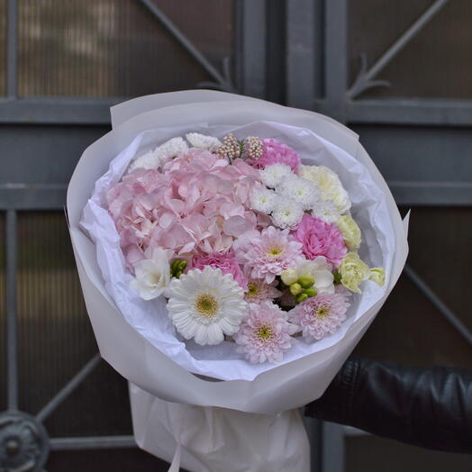 Bukiet mieszany z rożową hortensją