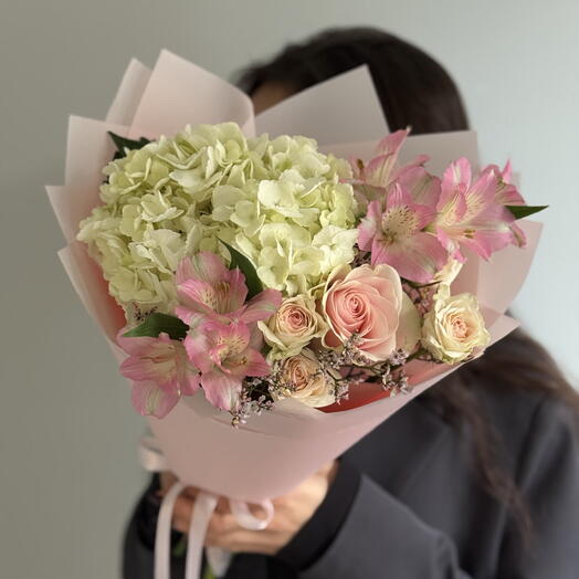 Букет из гортензии, роз, альстромерий и ароматного лимониума, букет 375