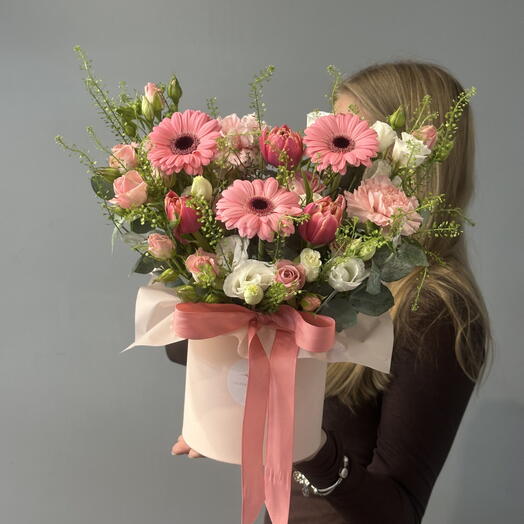 Цветы в коробке с герберами 5