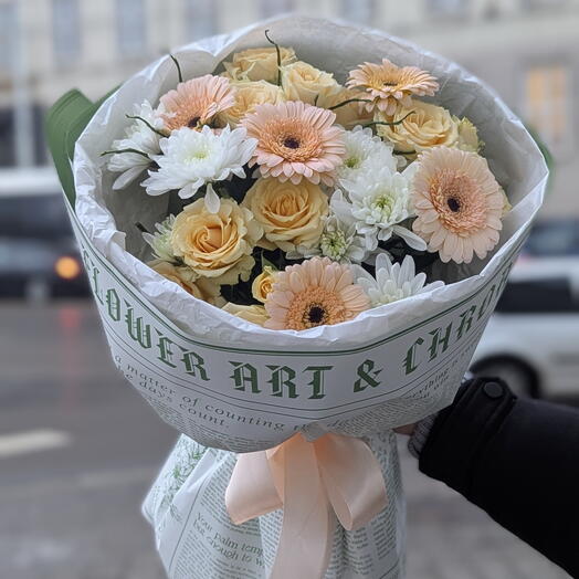 Букет "Элен" из кустовых роз, хризантем, гербер, черничника