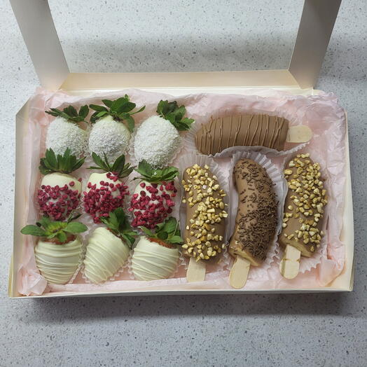Клубника и бананы в шоколаде