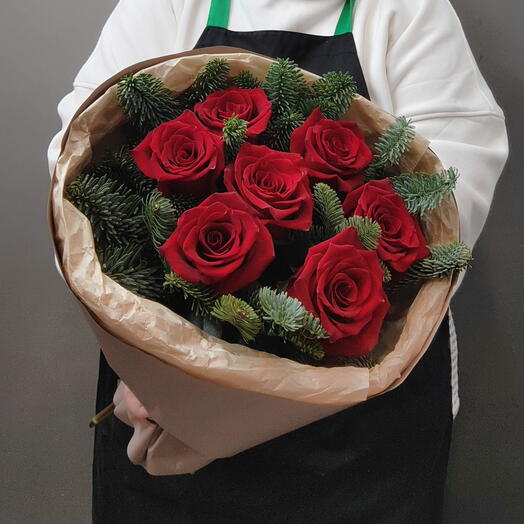 Букет из красных роз и нобилиса